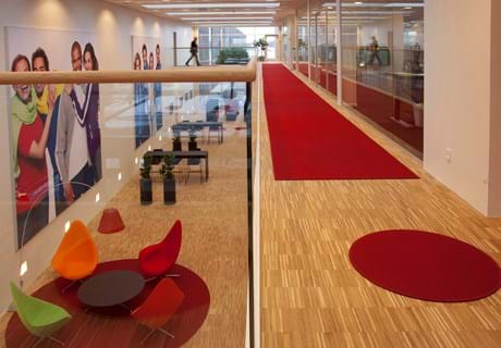 Røde filttæpper lagt på trægulv